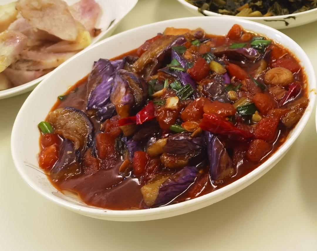 红烧茄子（佐西红柿尖椒）