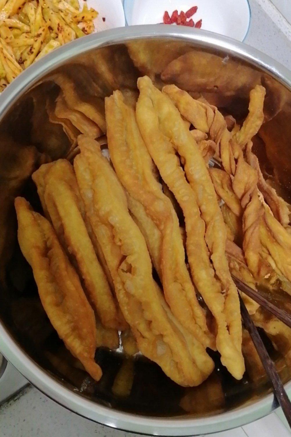 （视频菜谱）自制蓬松 炸油条