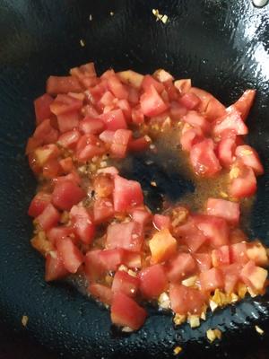 番茄金针菇肥牛汤的做法 步骤5