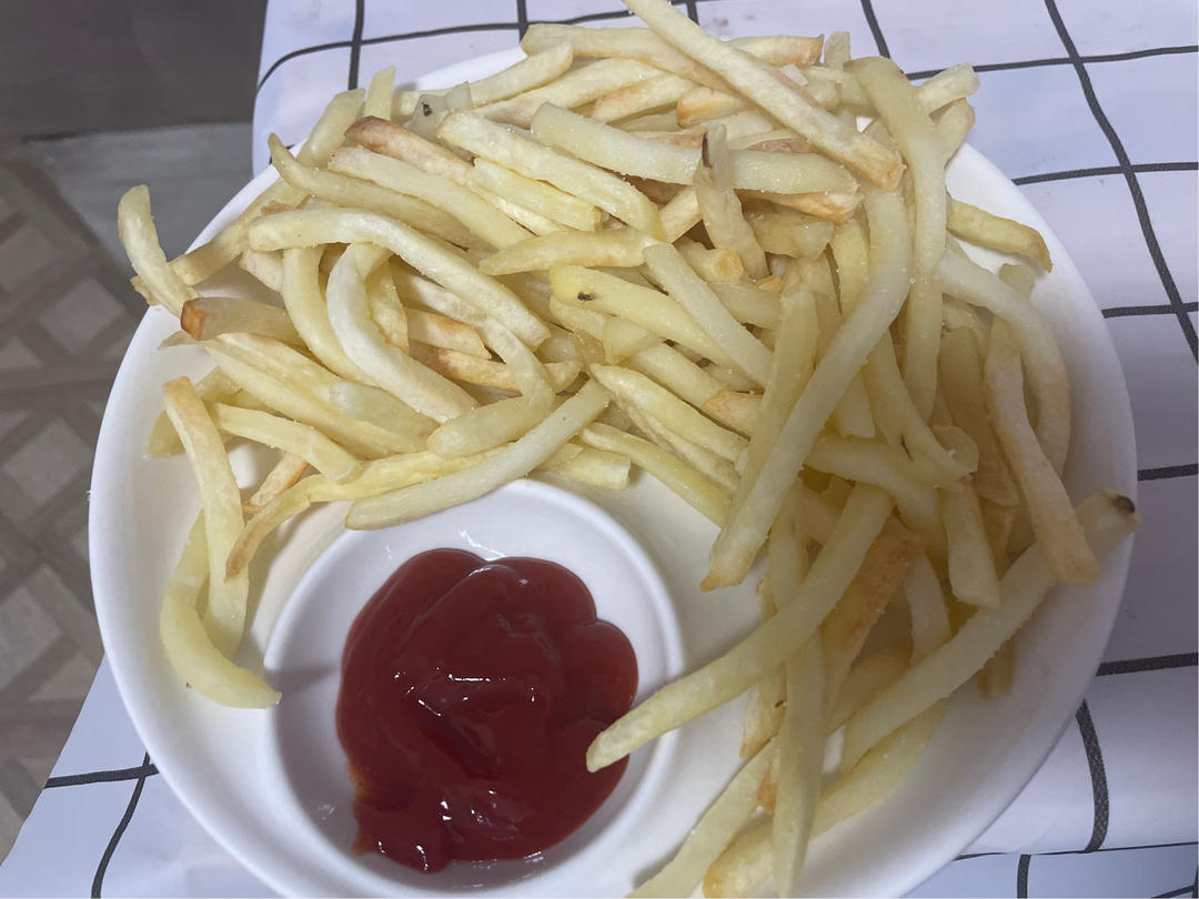 懒人快手版空气炸锅冻薯条肯德鸡的味道。