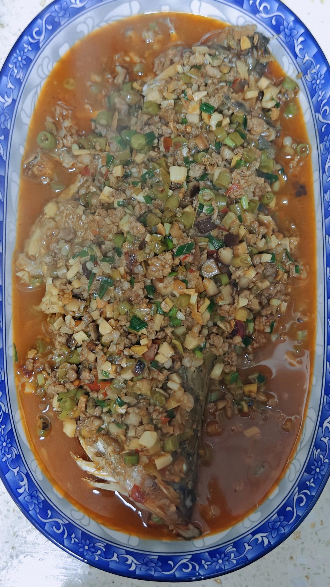 厨师长教你：“干烧鲤鱼”的家常做法，汤汁郁浓，肉嫩软糯