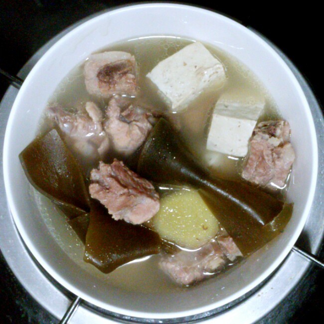 golden日曜日做的排骨海带豆腐汤