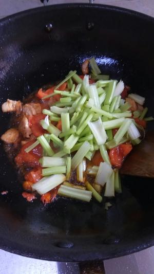 白菜芹菜西红柿炒肉的做法 步骤8