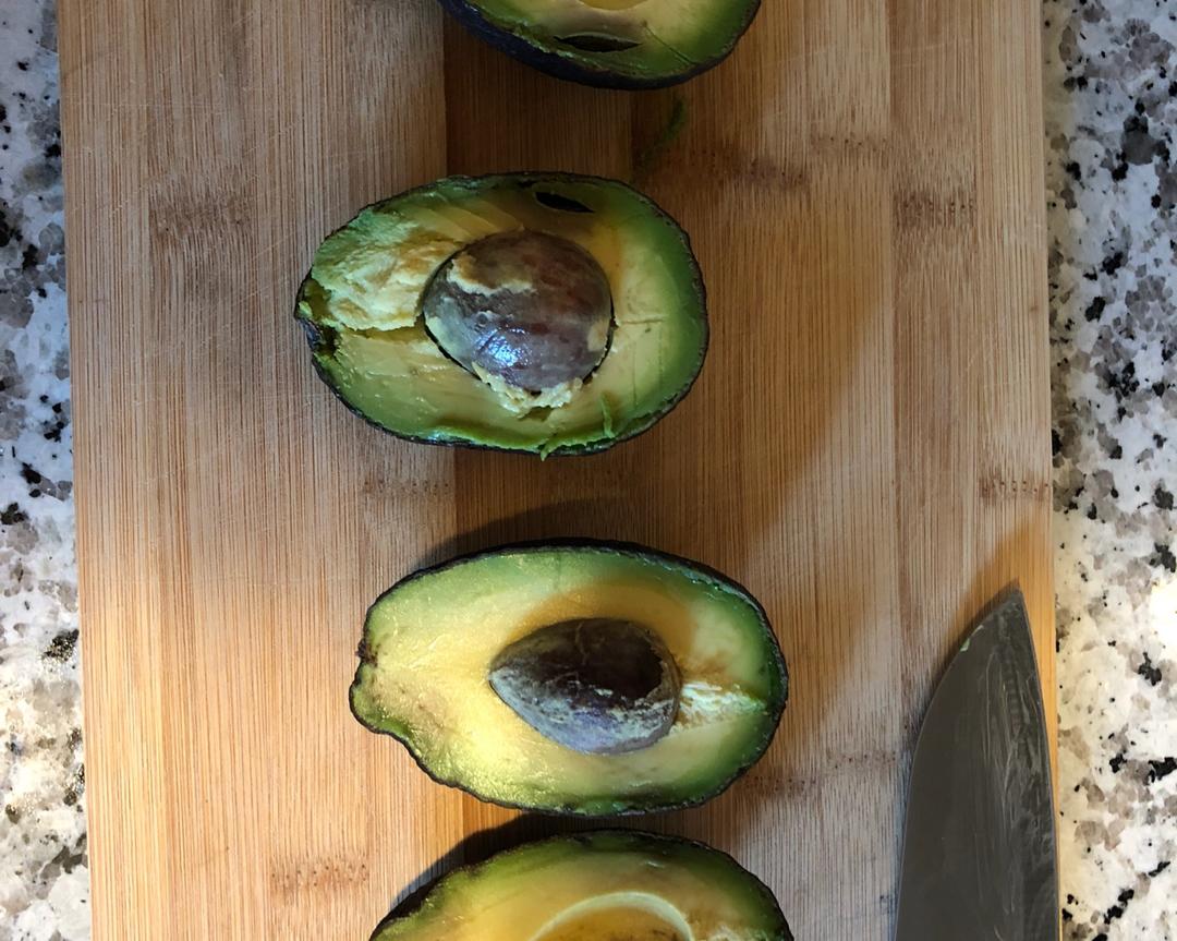 Guacamole 超简单牛油果快手菜的做法 步骤1