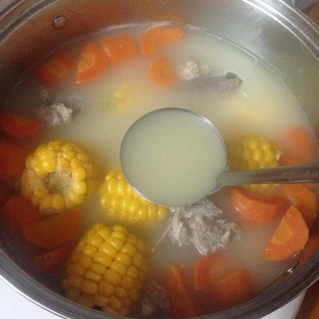 胡萝卜玉米排骨汤