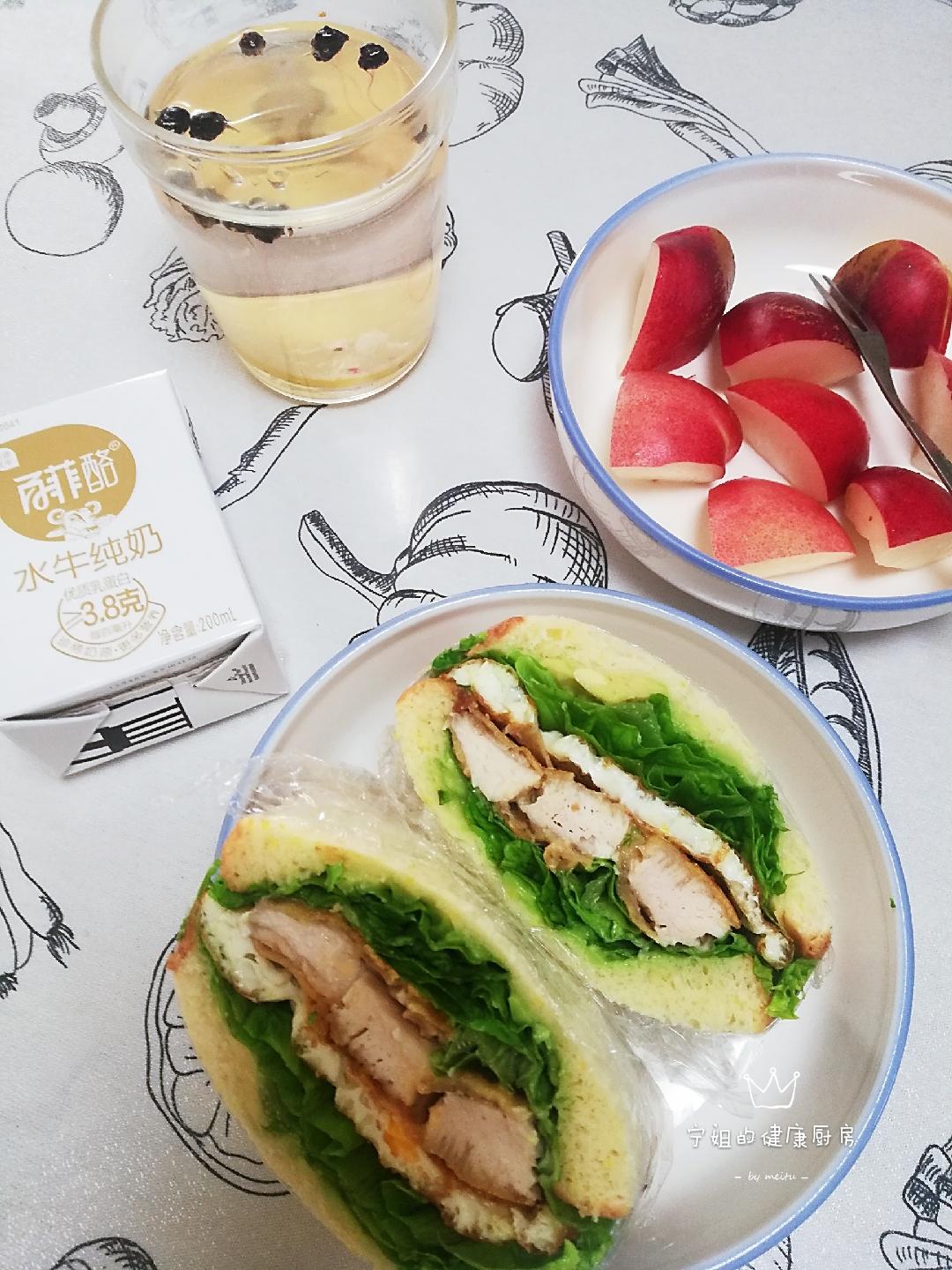 懒人早餐：自制三明治，油桃，水牛奶，柠檬黑枸杞水的做法