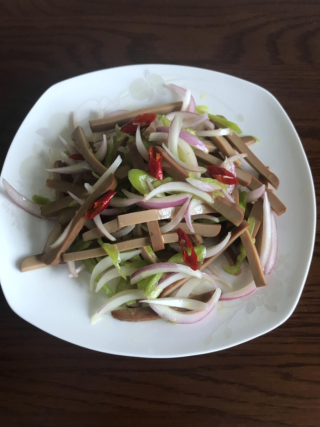 鸡蛋干拌洋葱青椒丝的做法 步骤5