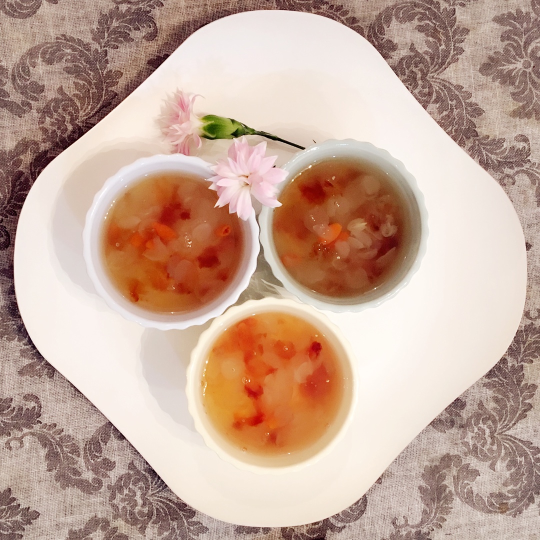 美容润肤 益气补血《桃胶皂角米百合银耳红枣羹》