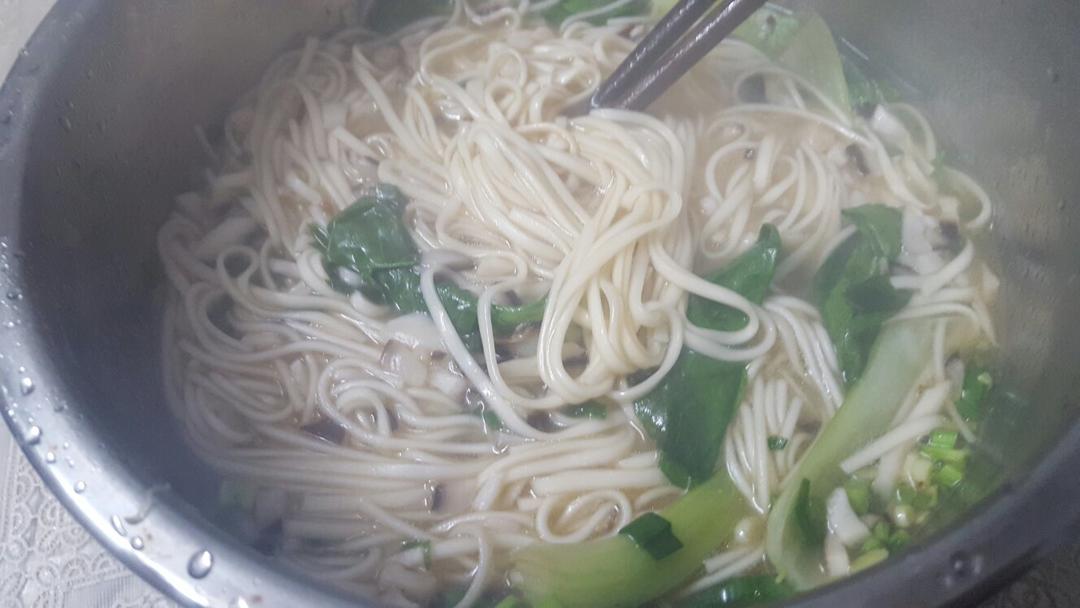 菌汤面条 看得见的香菇 尝得到的鲜美 这才是真正的菌汤