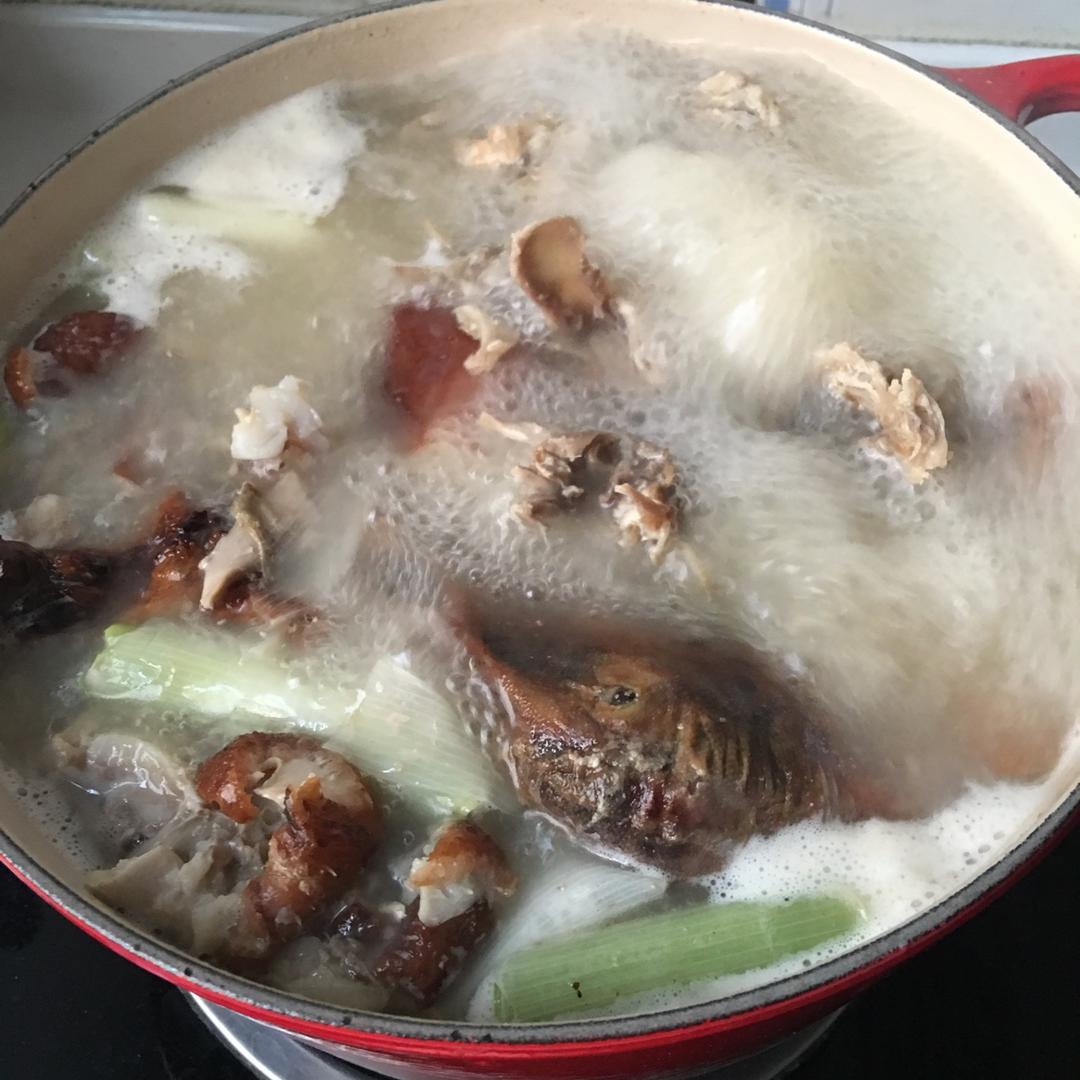 白萝卜煲鸭架汤