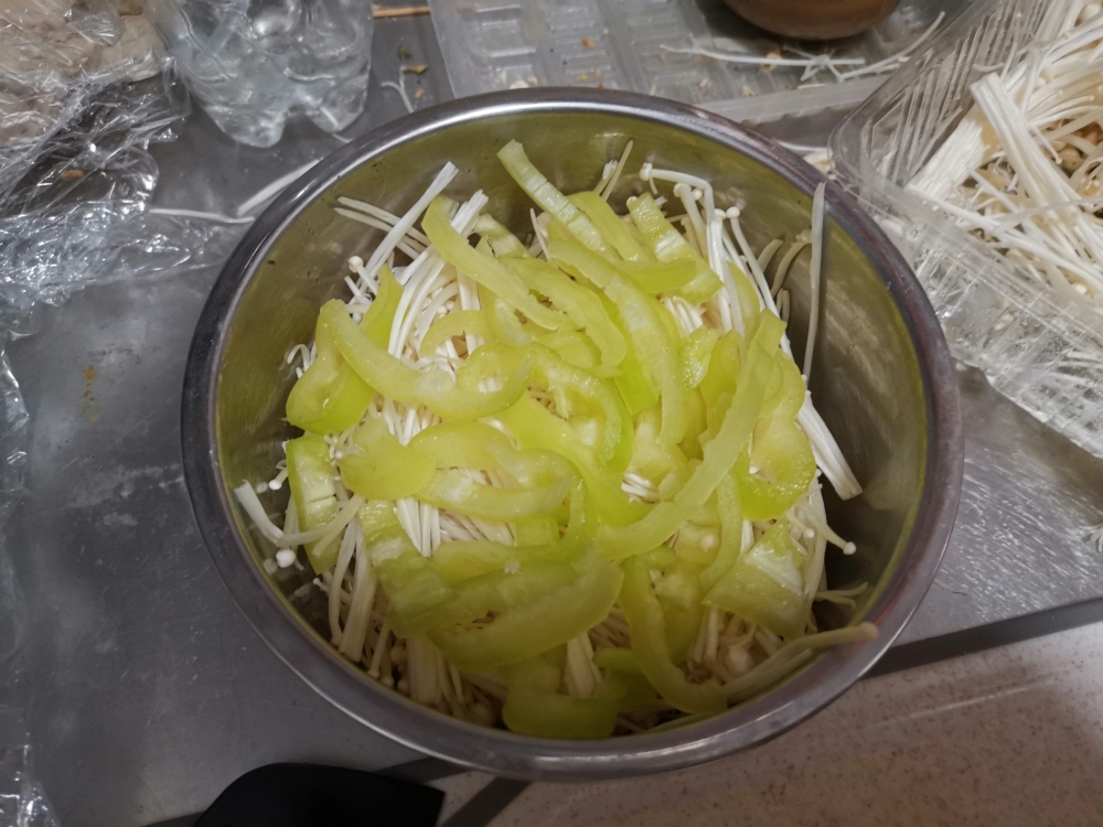 电饭盒腐乳蒸鸡翅配尖椒金针菇的做法 步骤6