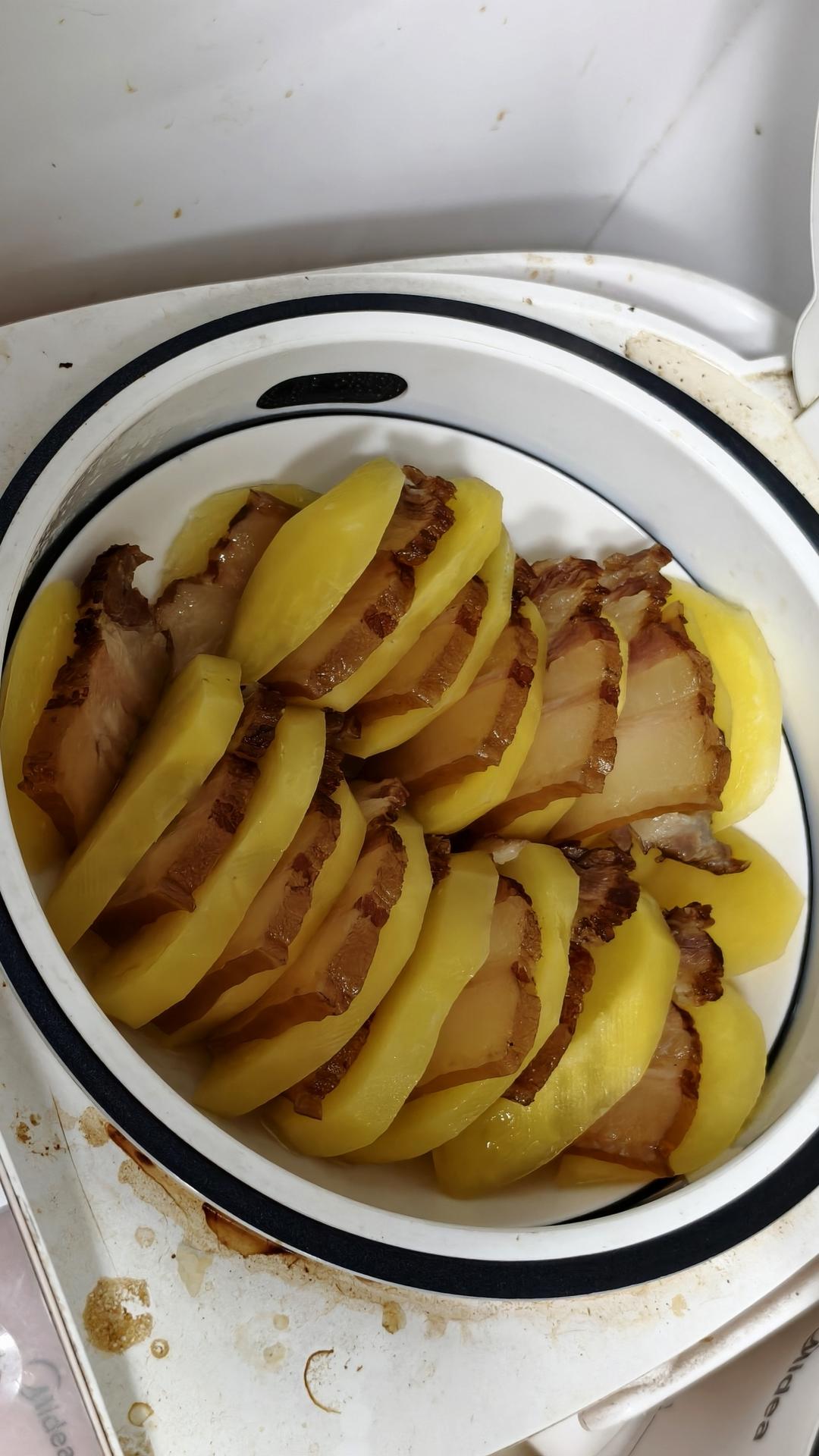 土豆蒸熏腊肉