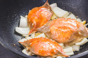 丝瓜梭子蟹煲：梭子蟹的鲜美打开方式的做法 步骤8