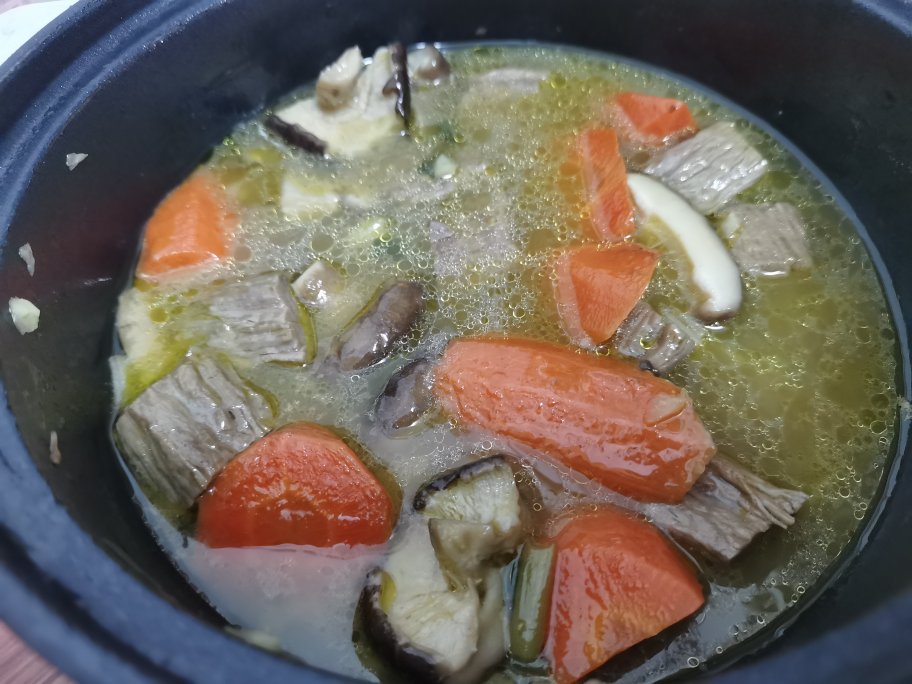 胡萝卜，香菇牛肉汤