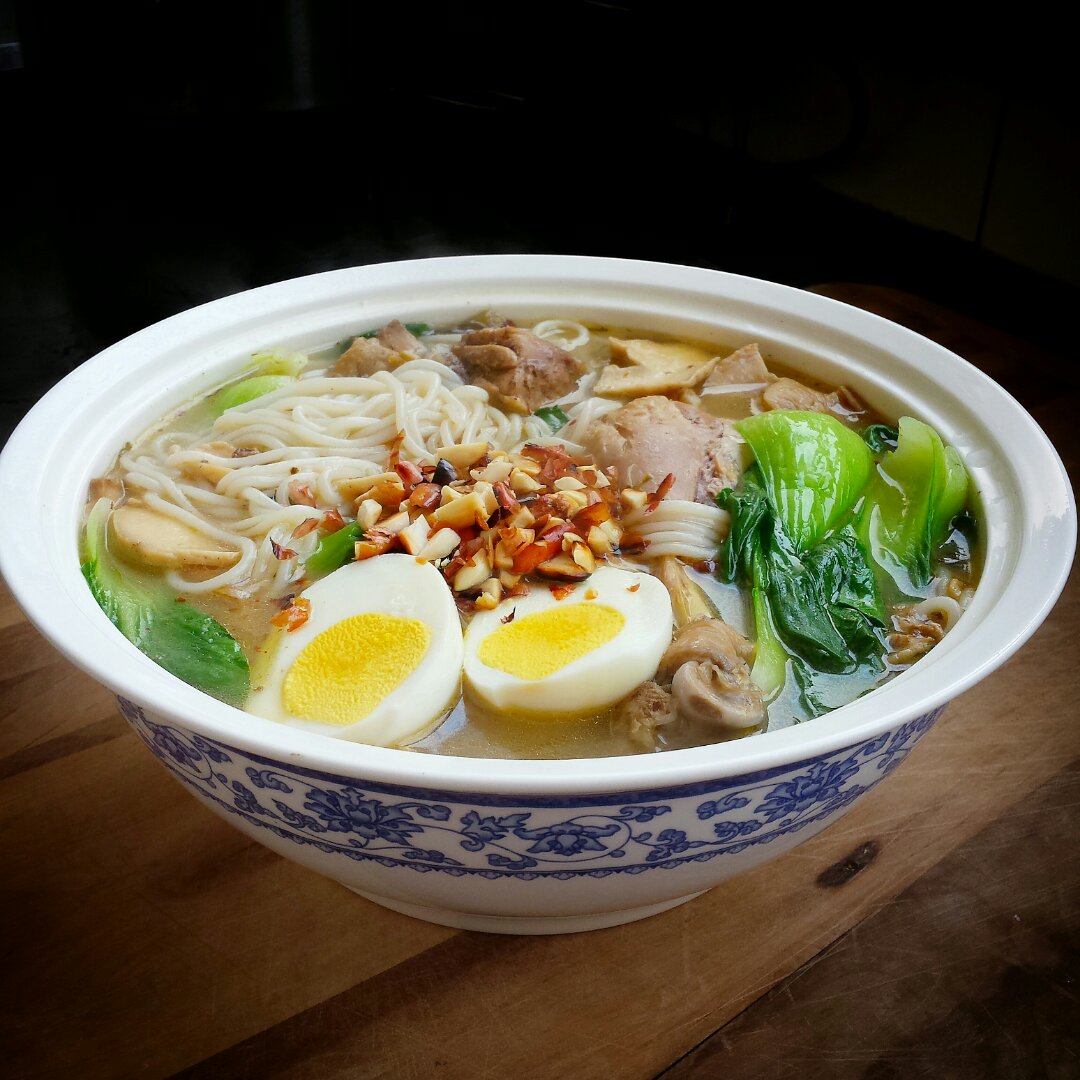 胡萝卜熊做的鸡汤米线