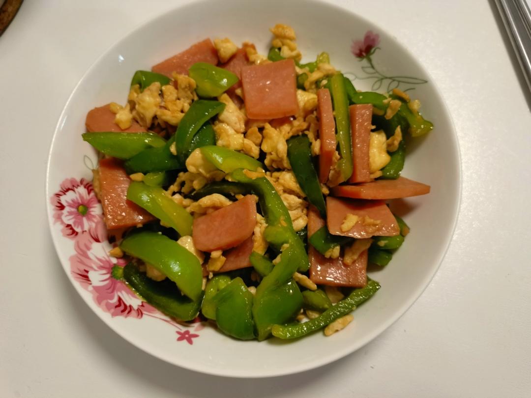 超下饭的青椒火腿炒蛋