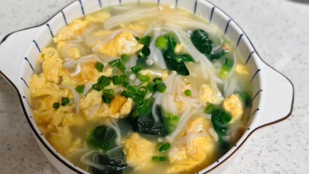 菠菜鸡蛋金针菇汤