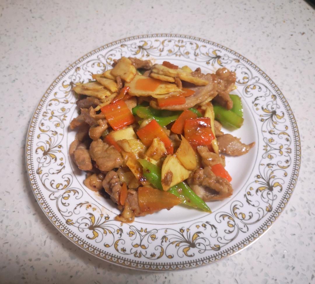 木耳炒肉这样做，肉片嫩滑，木耳爽脆，绝对美味的下饭菜！