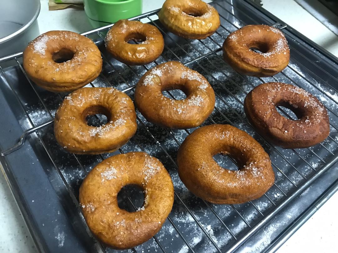 幽雅甜食做的油炸甜甜圈
