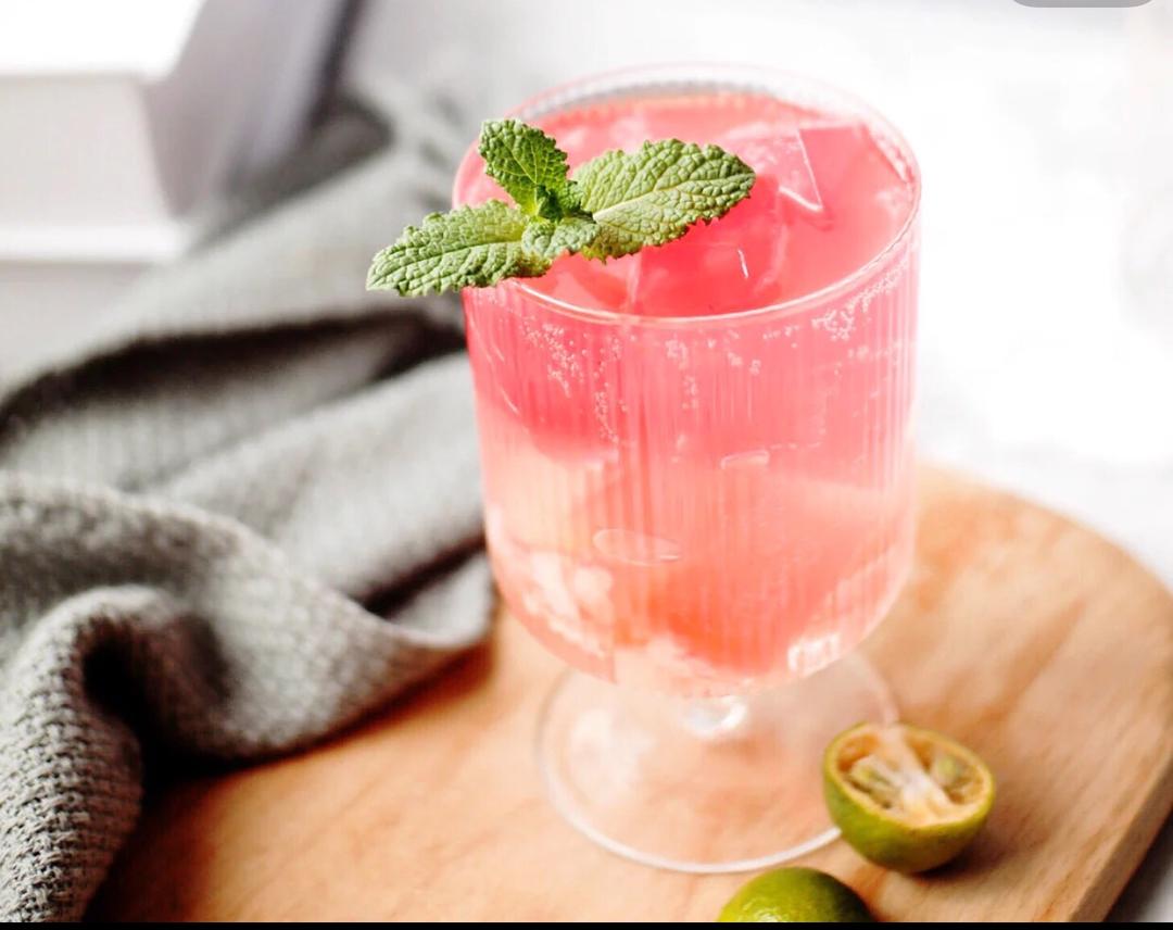 滴少女心白桃汽水的做法桃子切小块在冰块磨具里每个冰块放一小块桃子