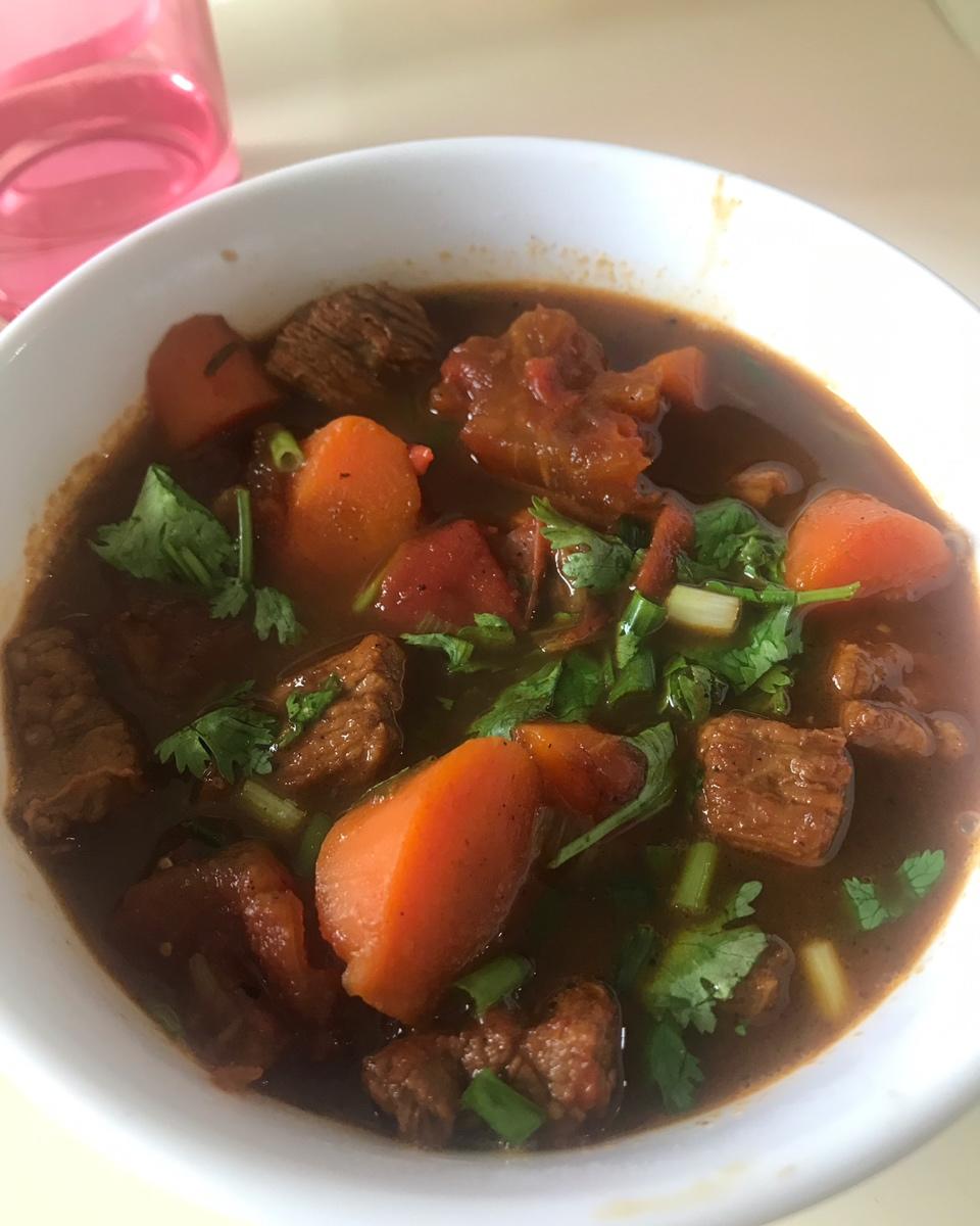 汤浓肉嫩的番茄牛腩，牛腩软烂秘法