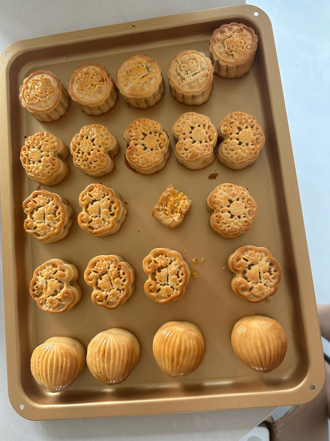 广式咸蛋黄肉松月饼/经典好吃咸口月饼