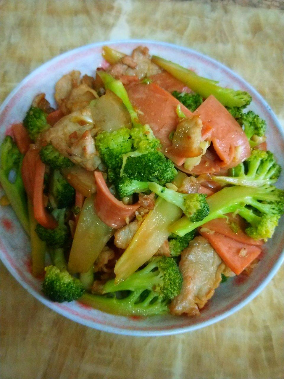 {☀快手晚餐☀}火腿肠滑蛋西兰花