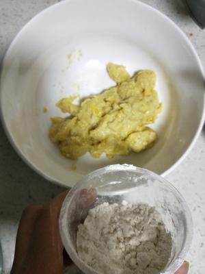 黄金玉米鸡肉菜饼宝宝辅食的做法 步骤3
