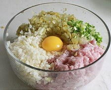 酸菜鲜肉柳叶蒸饺的做法 步骤4