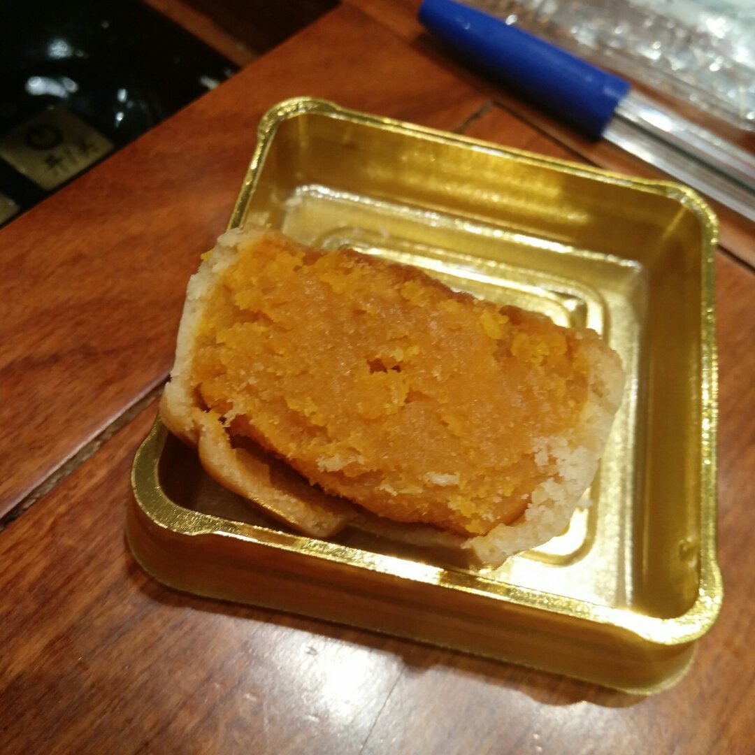 广式月饼－－蛋黄豆沙月饼