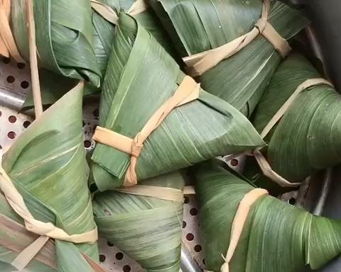 中间再多放一个芦苇叶 一共四个 平摆开尽量最宽大  包的粽子会大一些