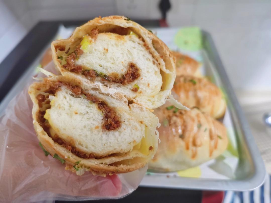 咸蛋黄肉松/香葱肉松软面包（两种口味）