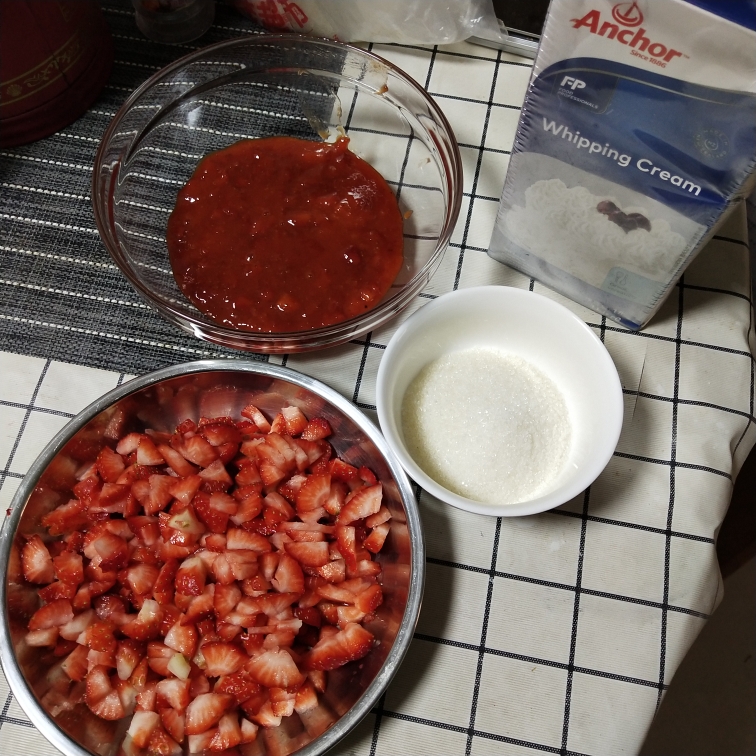 释放味蕾的8寸清新「百香果草莓酱夹层蛋糕」的做法 步骤2