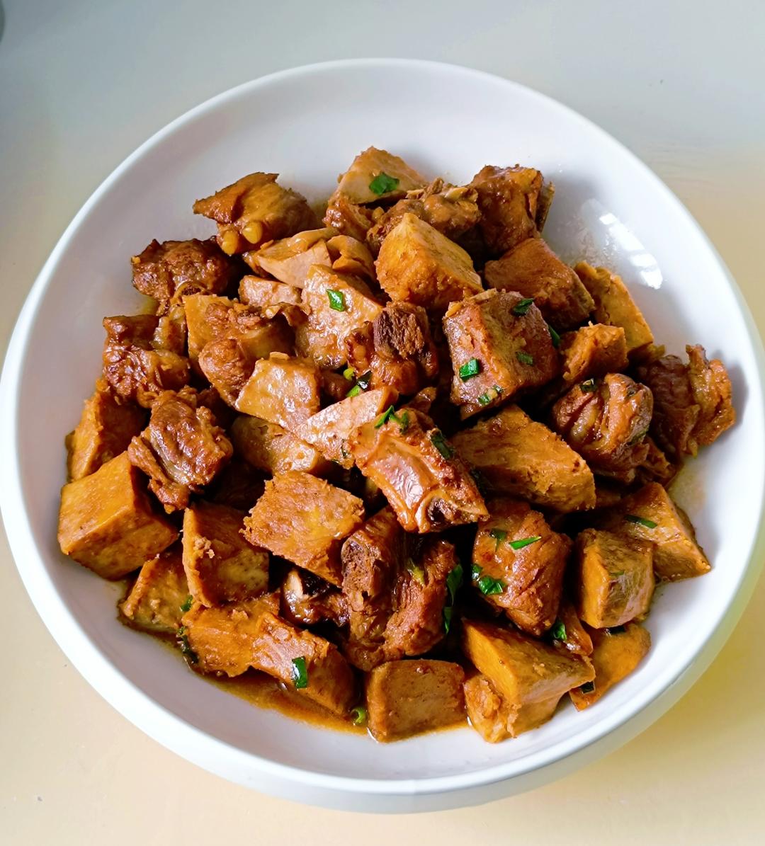 能让人连吃三碗米饭的芋头烧排骨