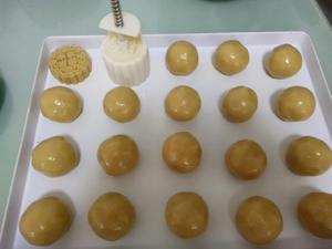 广式莲蓉蛋黄月饼的做法 步骤15