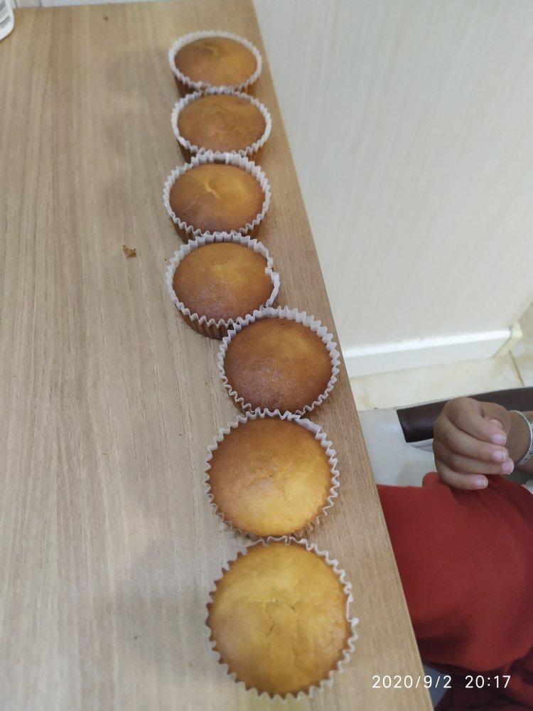全蛋法打发原味海绵杯子蛋糕