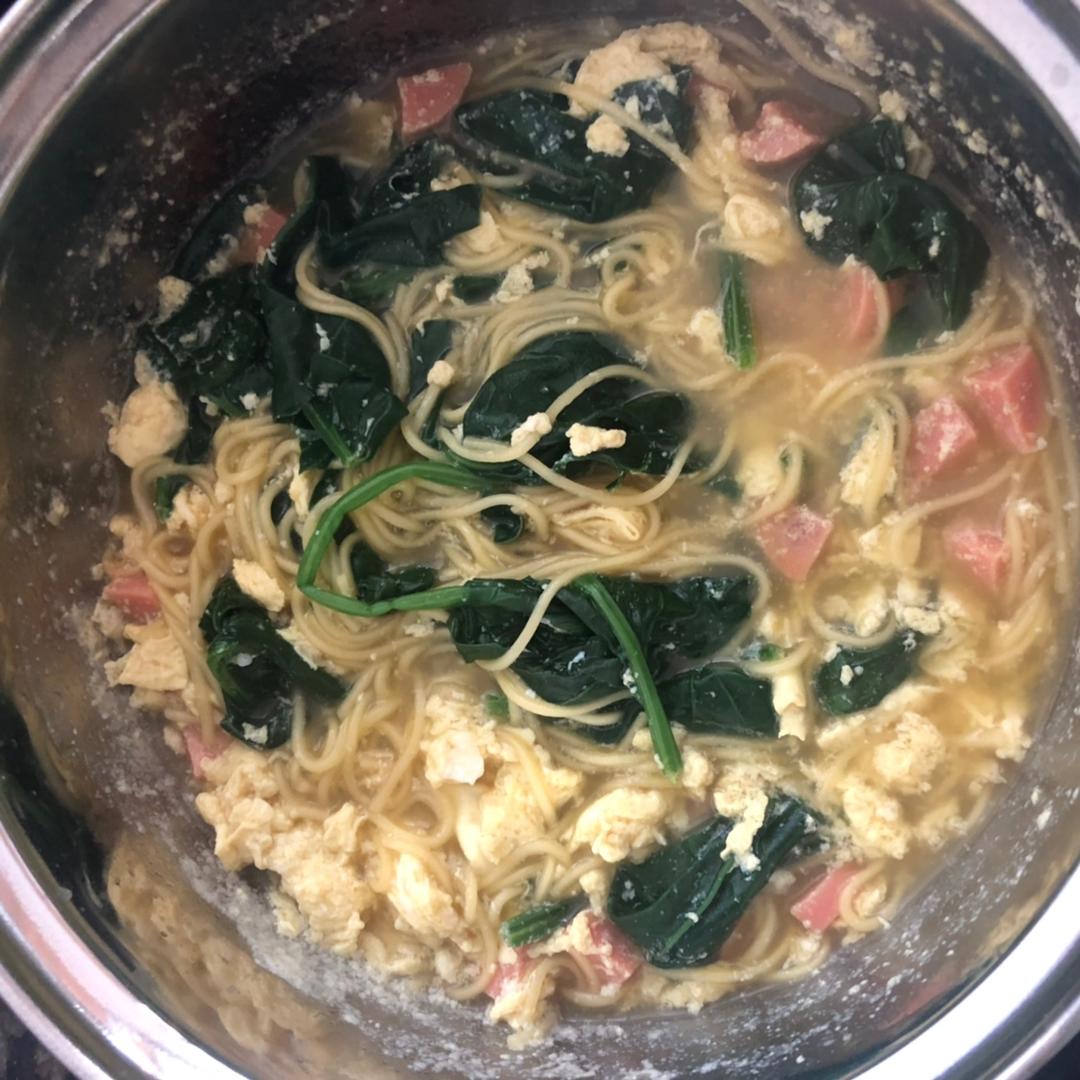 菠菜鸡蛋面