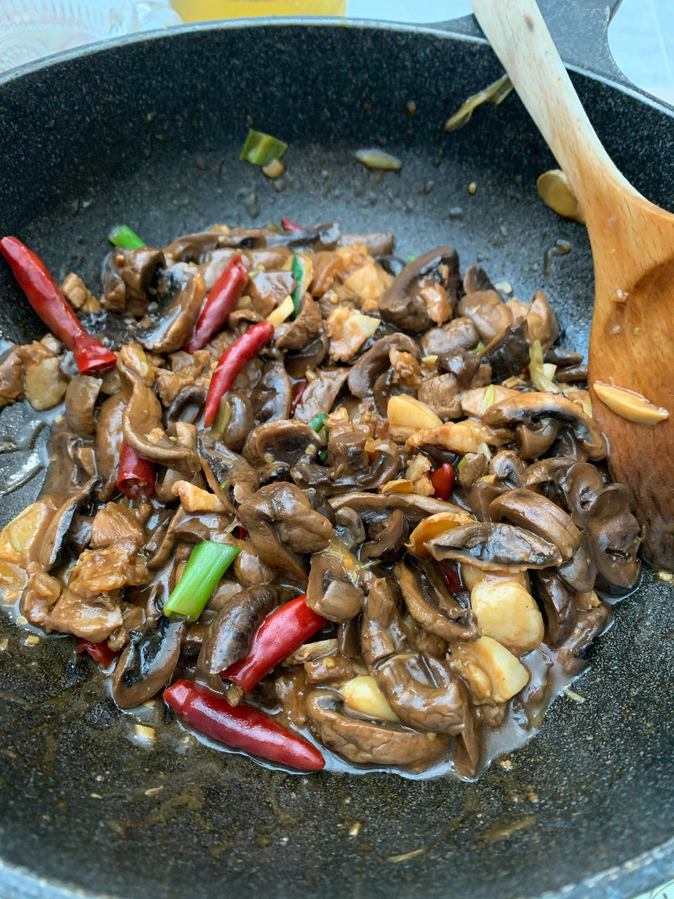 口蘑（白蘑菇）炒肉|鲜掉眉头上心头
