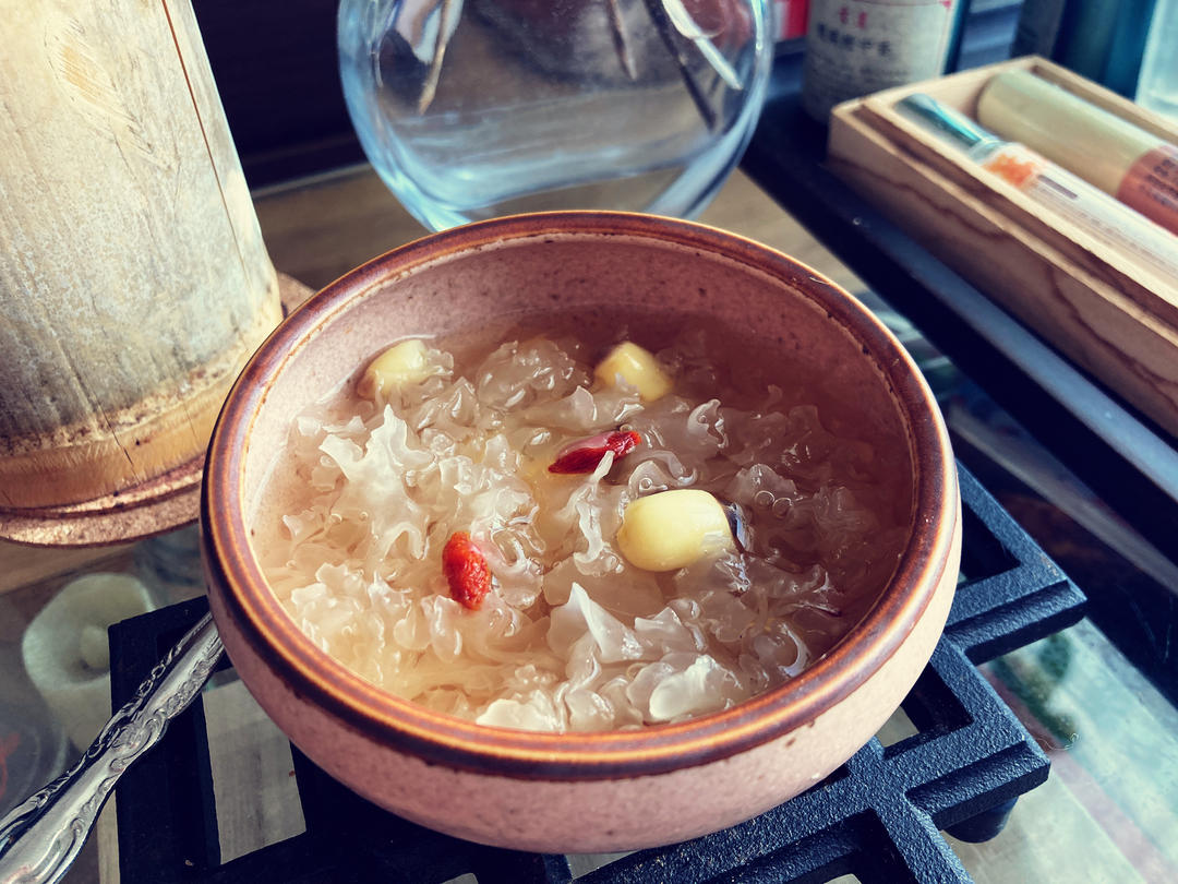 冰糖银耳莲子羹。（内附电饭煲做法）