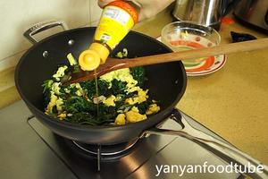 菠菜炒鸡蛋 Fried Spinach with Egg的做法 步骤5