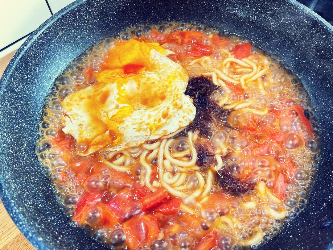 好吃到汤汁不剩～浓郁的番茄荷包蛋焖面