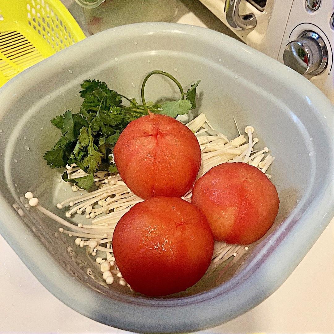 【金针菇番茄肥牛锅】