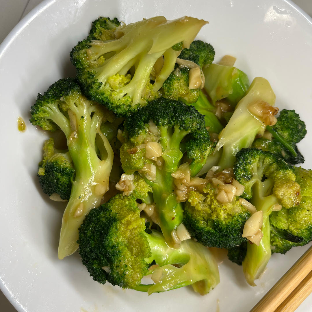 好吃到爆的耗油蒜蓉西兰花(从不修图，喜欢请关注)