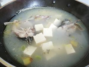 豆腐鱼汤的做法 步骤3