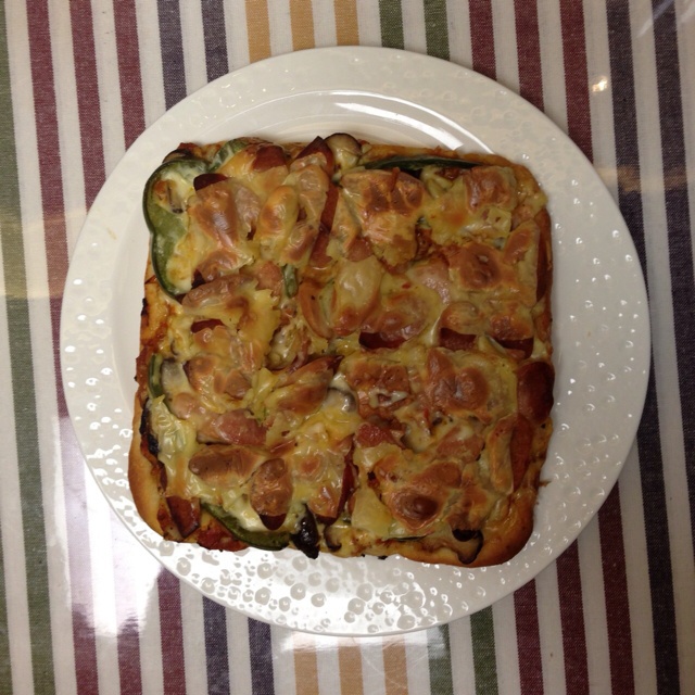 薄饼脆皮火腿pizza