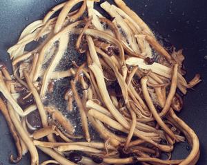 干锅茶树菇的做法 步骤6