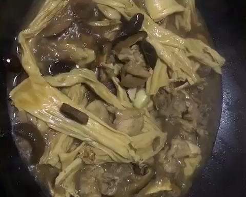 简易冬菇腐竹焖兔肉的做法