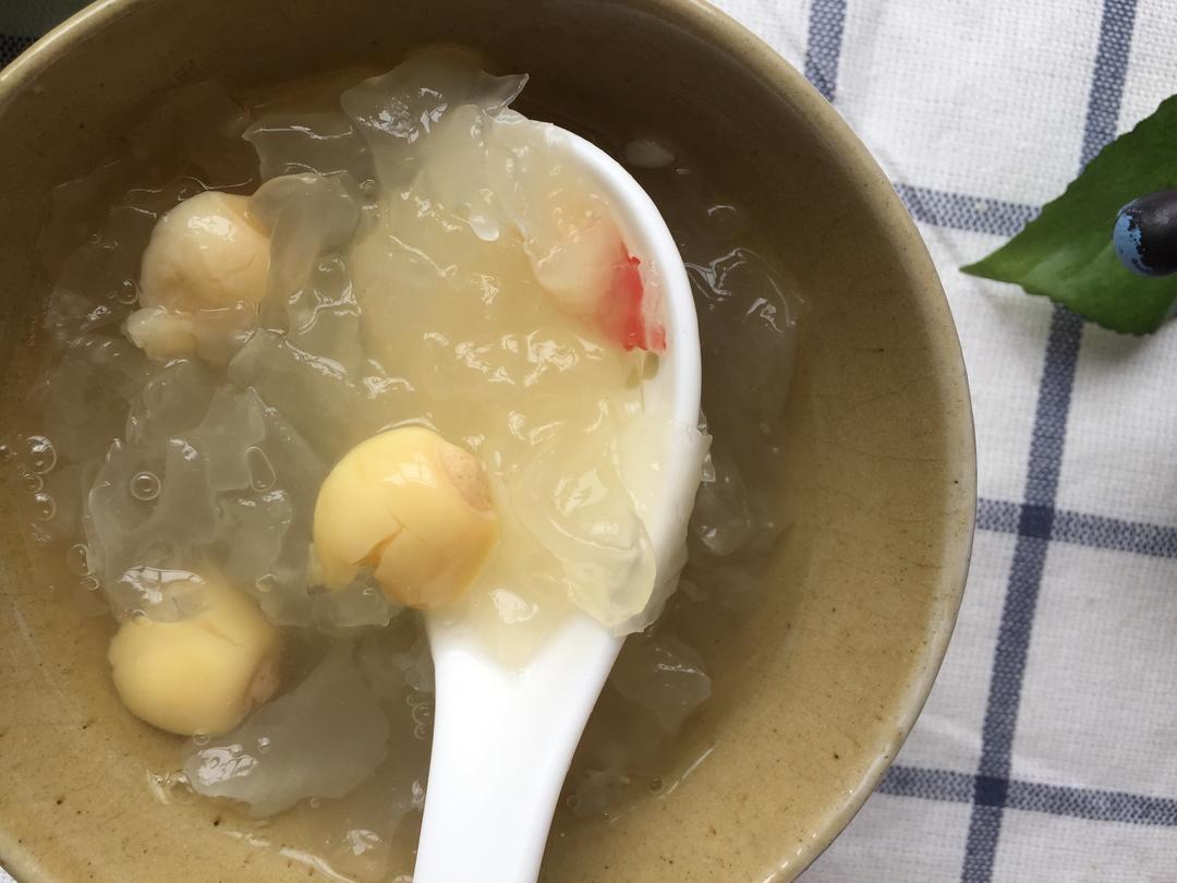 养颜润肺银耳莲子糖水的做法