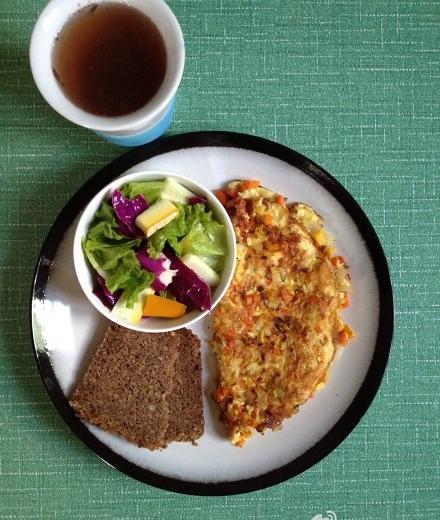 减脂增肌早餐-130914-simple omelette，大拌菜，黑面包，红豆薏米水的做法