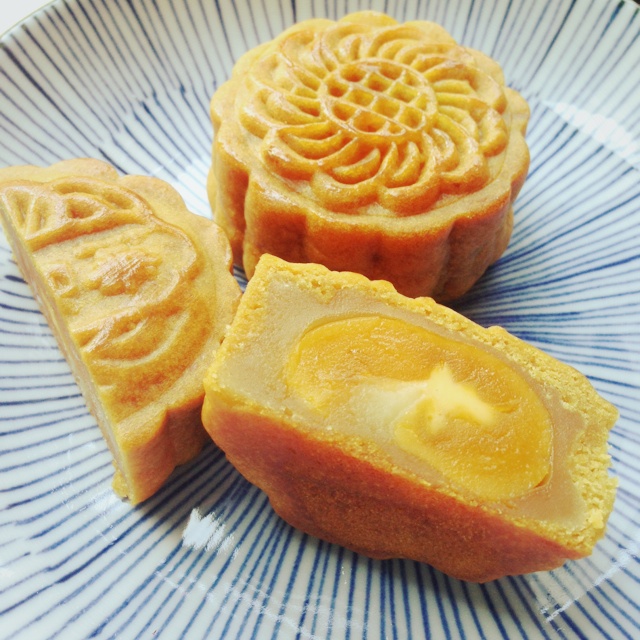 一口广月之小小蛋黄莲蓉月饼
